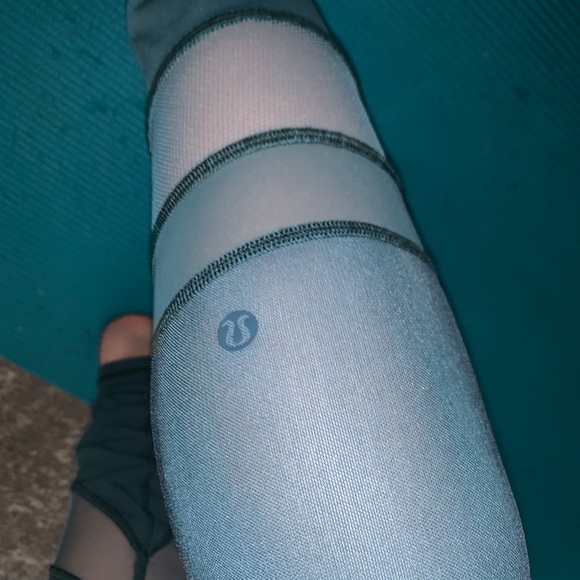 Teal/blue lululemon leggings with mesh - Picture 2 of 2